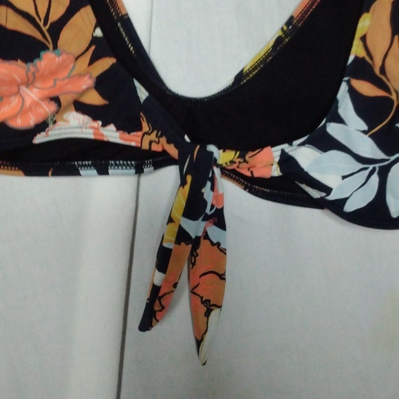 3/$25 Roxy bathing suit top - Picture 3 of 4